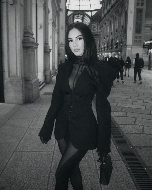 Giulia De Lellis “fuori di seno”. Il vestito trasparente fa vedere tutto, che lato B! Le foto