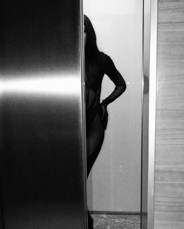 Giulia De Lellis “fuori di seno”. Il vestito trasparente fa vedere tutto, che lato B! Le foto