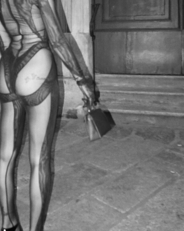 Giulia De Lellis “fuori di seno”. Il vestito trasparente fa vedere tutto, che lato B! Le foto