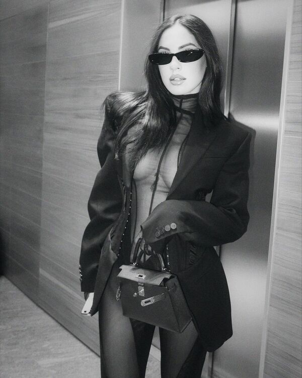 Giulia De Lellis “fuori di seno”. Il vestito trasparente fa vedere tutto, che lato B! Le foto