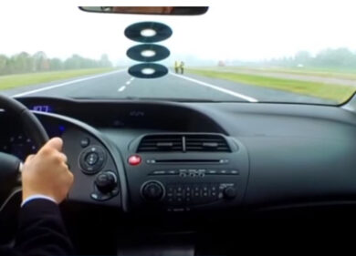 Cd sul parabrezza: ecco come fregare l’autovelox, addio multe. Ma sarà vero?