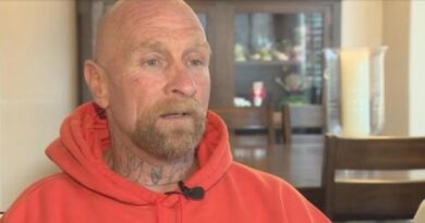 Salva bambino dal passeggino in fuga dopo colloquio. Il ristorante lo assume