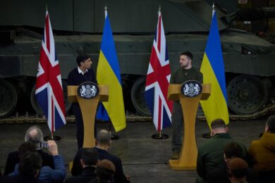 Ucraina, Zelensky arriva da Sunak. Gb: “A Kiev centinaia di missili e droni”