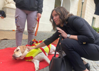 Mattarella riceve un guinzaglio dei cani bagnini della Sics. Il video commuove