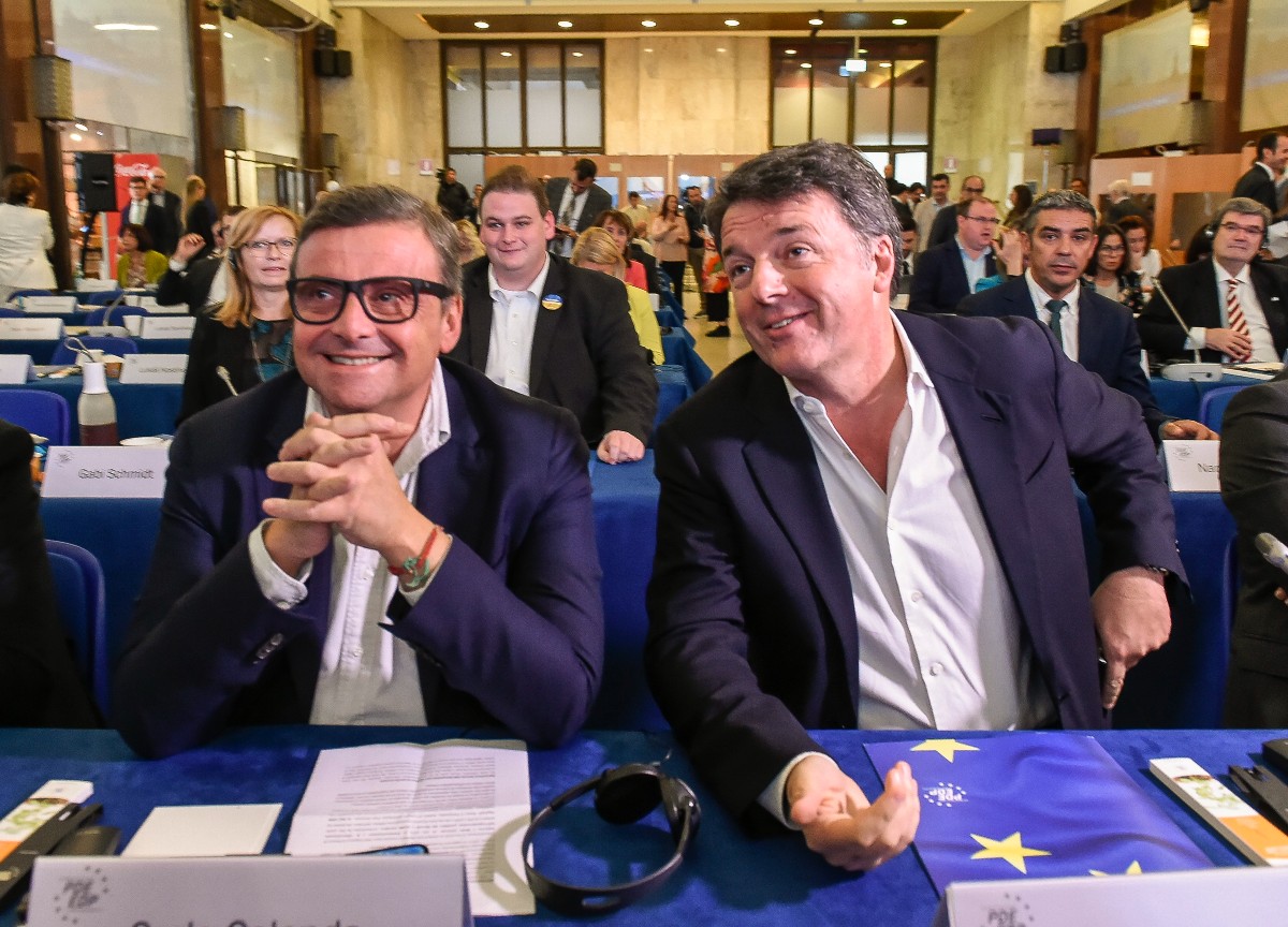 Calenda apre il Riformista e scopre che due lo lasciano per Renzi: “Scippo” Calenda apre il Riformista e scopre che due lo lasciano per Renzi: “Scippo”