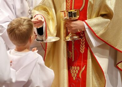 Teramo, bambino autistico escluso dalla comunione perchè “irrequieto”. Bufera