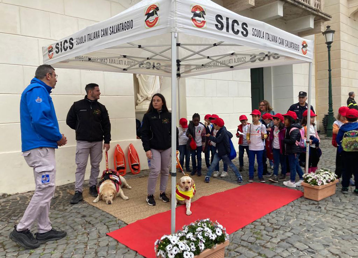 Mattarella riceve un guinzaglio dei cani bagnini della Sics. Il video commuove