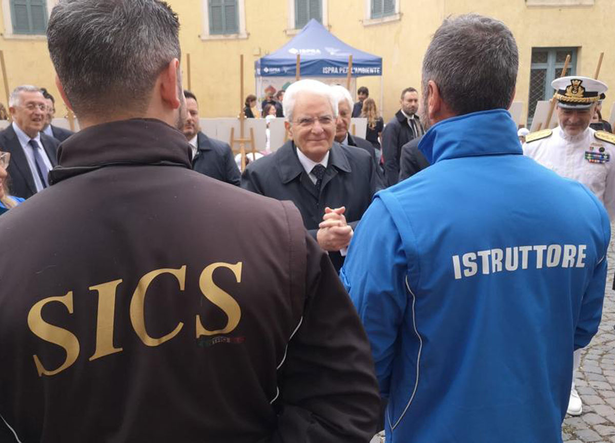 Mattarella riceve un guinzaglio dei cani bagnini della Sics. Il video commuove