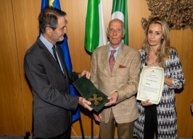 Salvò vicina di casa da stupro: Regione premia il 94enne Bruno