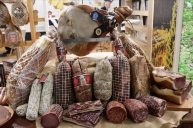 Allarme listeria e salmonella nei salami, ritirati tre marchi: ecco quali