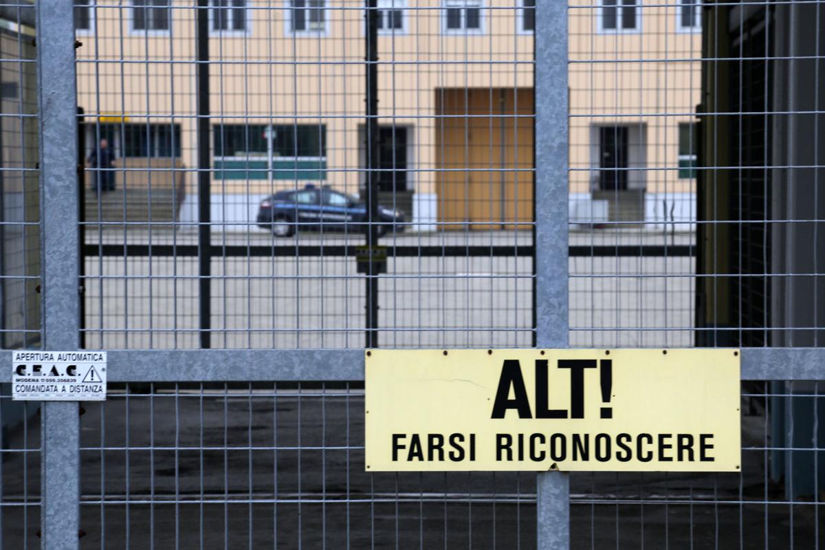 Rivolta nel carcere di Avellino, agenti aggrediti con l’olio bollente: feriti Rivolta nel carcere di Avellino, agenti aggrediti con l’olio bollente: feriti