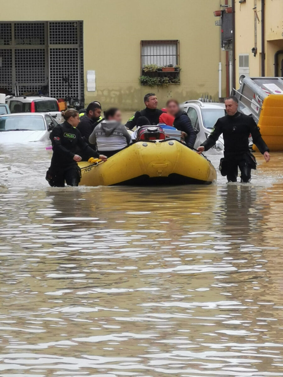 Maltempo, tempesta e morte in Emilia-Romagna. Tredicimila persone evacuate Maltempo, tempesta e morte in Emilia-Romagna. Tredicimila persone evacuate