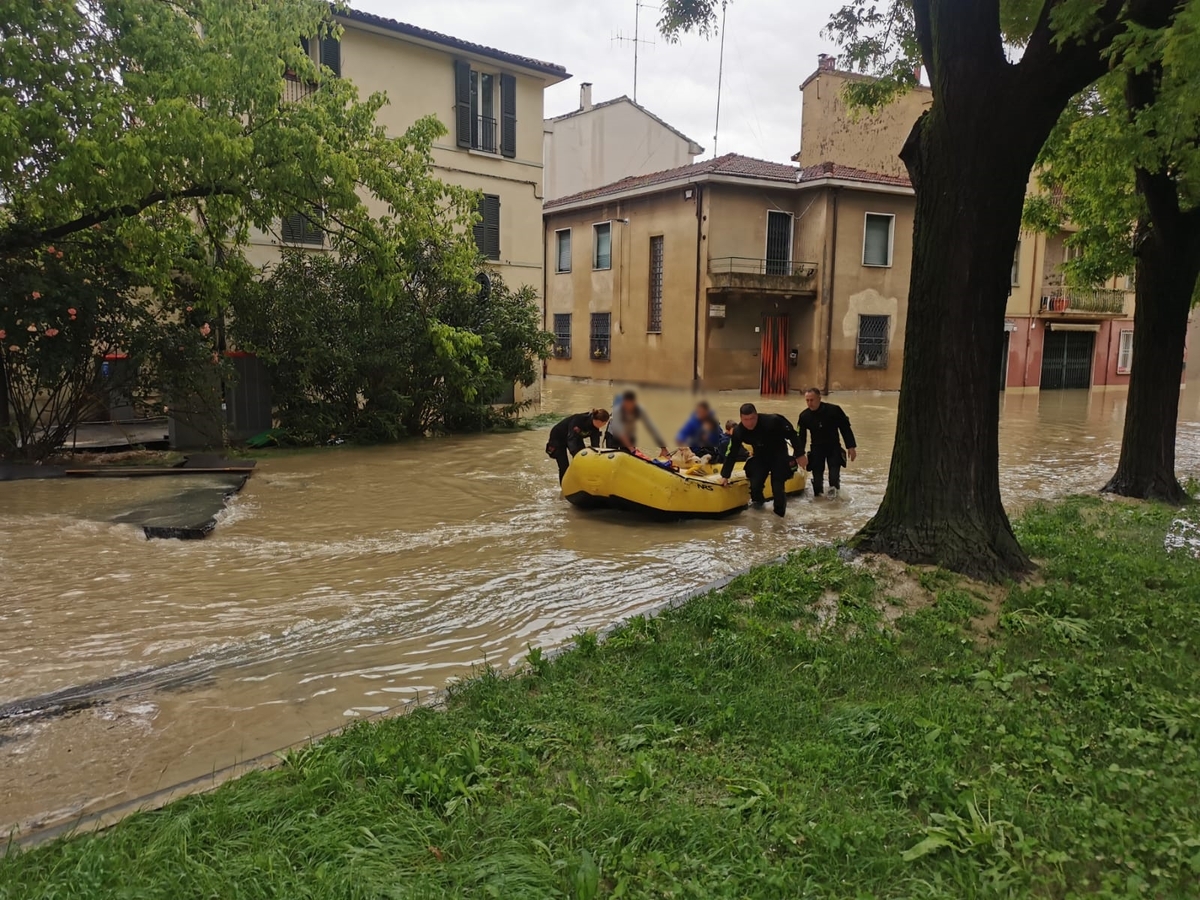 Maltempo, tempesta e morte in Emilia-Romagna. Tredicimila persone evacuate Maltempo, tempesta e morte in Emilia-Romagna. Tredicimila persone evacuate