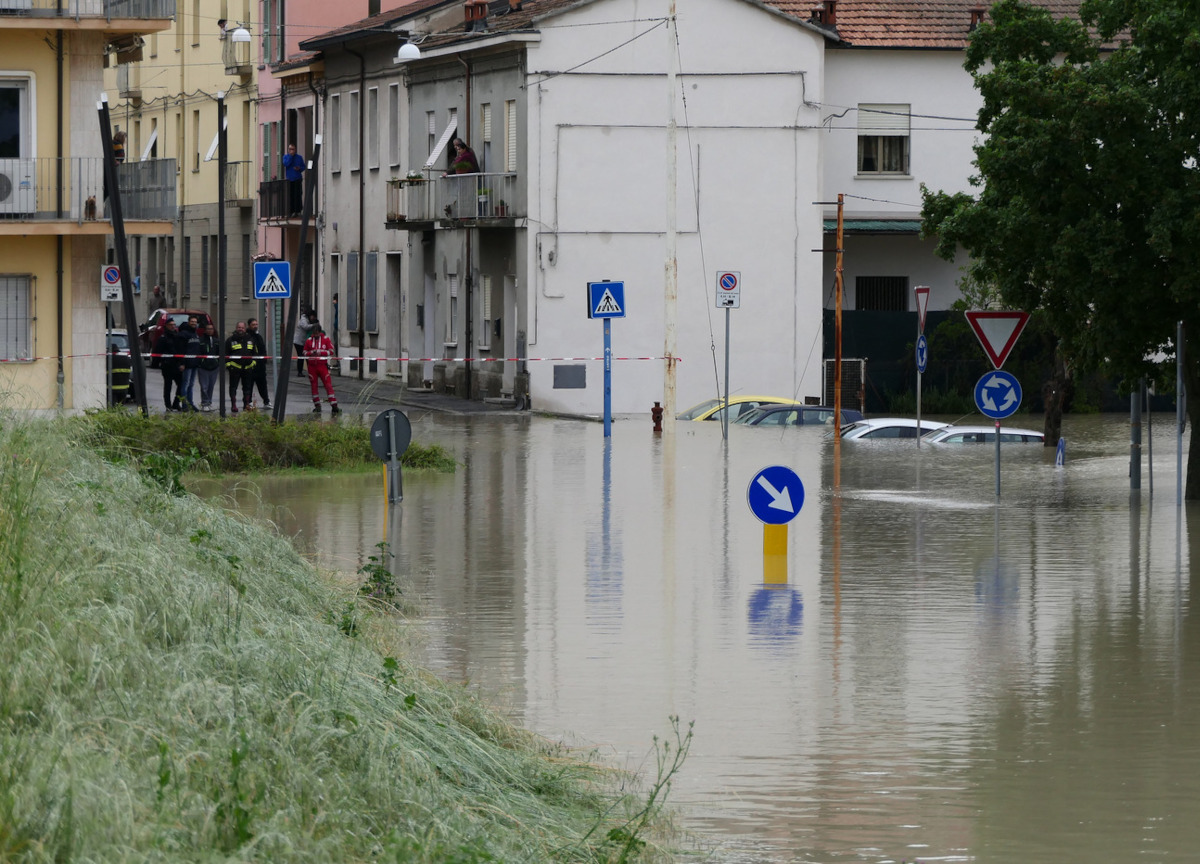 Maltempo Emilia Romagna, gente disperata. Fango e morte: “Dov’è mia mamma?” Maltempo Emilia Romagna, gente disperata. Fango e morte: “Dov’è mia mamma?”