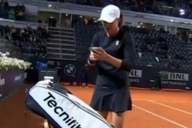 Internazionali: squilla il telefono durante il match, ma è della tennista