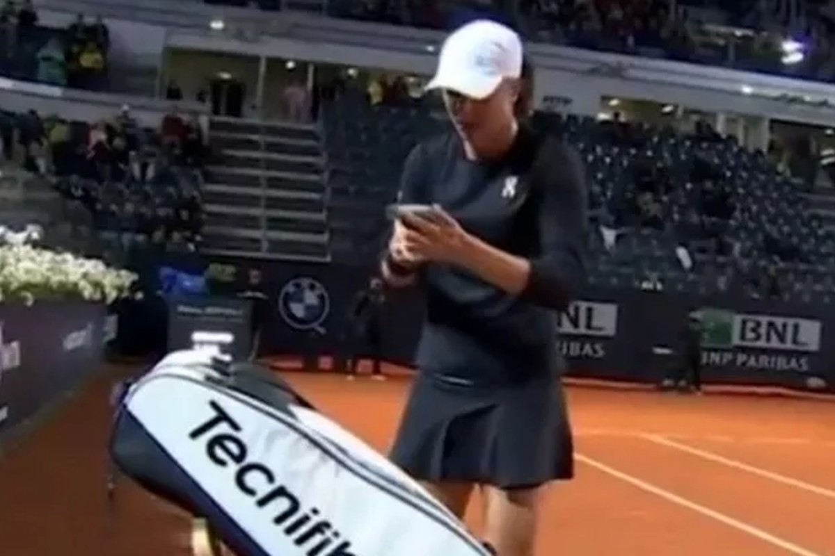 Internazionali: squilla il telefono durante il match, ma è della tennista Internazionali: squilla il telefono durante il match, ma è della tennista