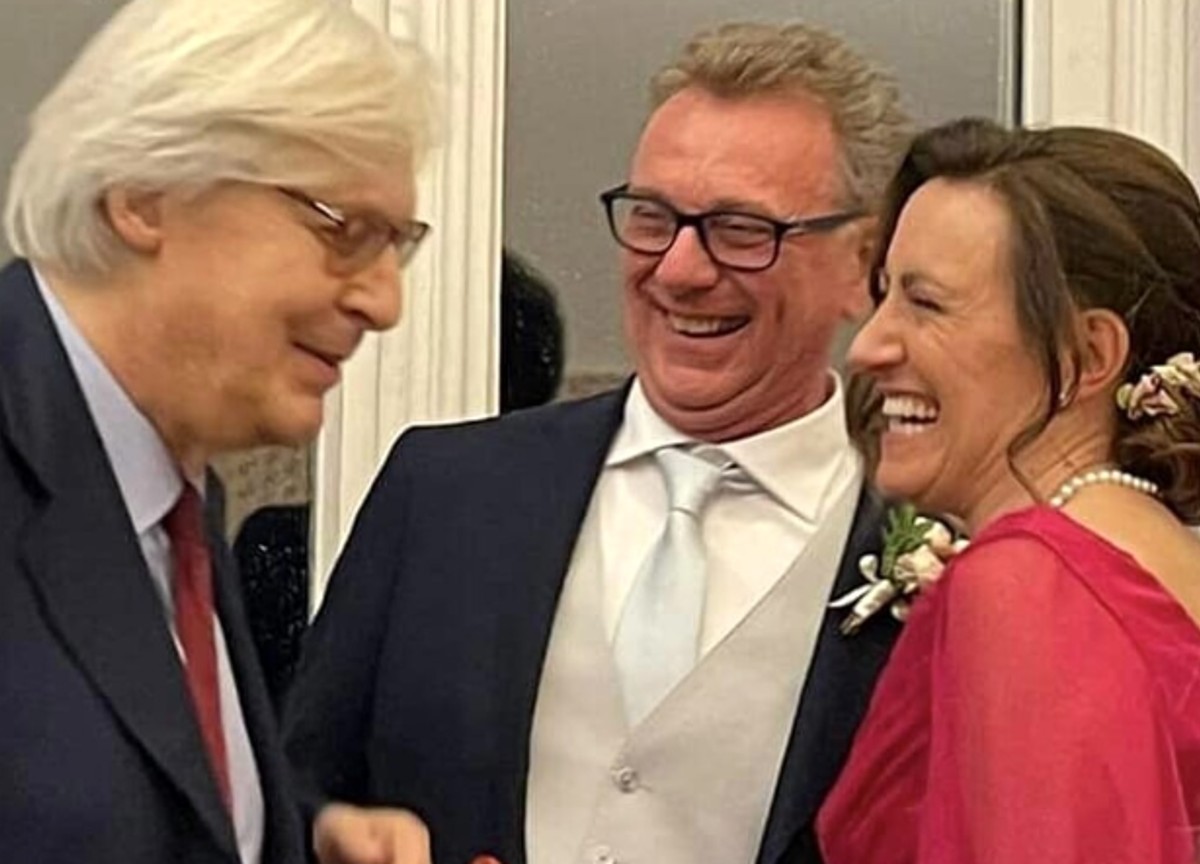 Sgarbi, “l’imbucato” dei matrimoni. Dopo il castello, sbaglia la villa a Como Sgarbi, “l’imbucato” dei matrimoni. Dopo il castello, sbaglia la villa a Como