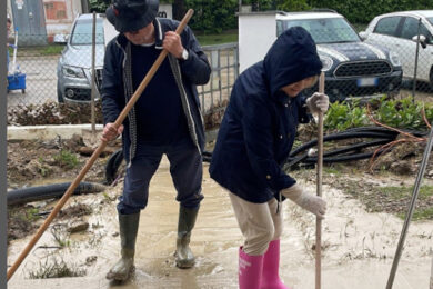 Emilia Romagna, Laura Pausini, i genitori puliscono la strada piena di fango