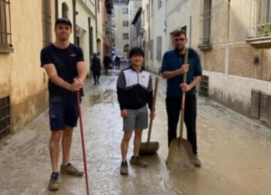 Faenza, Yuki Tsunoda “cuore d’oro”: chi è il pilota di F1 che spala il fango