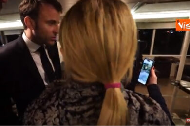 Emilia Romagna, l’espressione preoccupata di Macron quando Giorgia Meloni mostra il video dell’alluvione