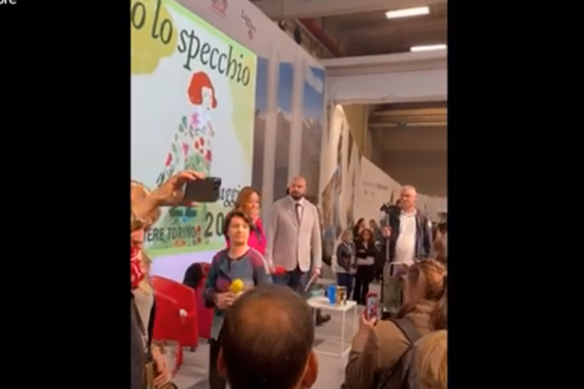 Salone del libro: manifestanti contestano ministro Roccella. ‘Confrontiamoci’ Salone del libro: manifestanti contestano ministro Roccella. ‘Confrontiamoci’