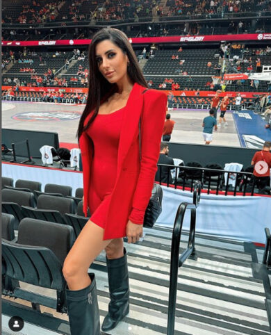 Valentina Vignali in perizoma nel mare di Bali. “The body, statuaria”. FOTO