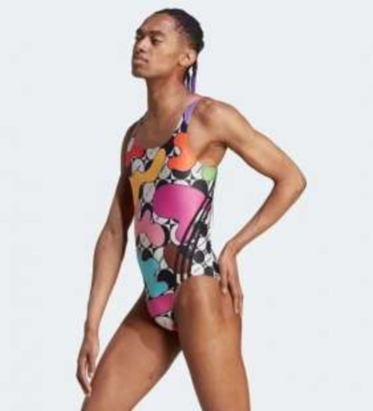 Uomo indossa un costume da donna. Scoppia la bufera su Adidas. Foto