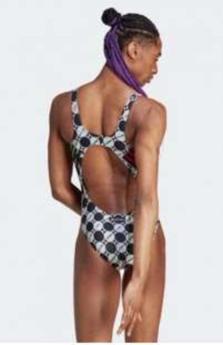 Uomo indossa un costume da donna. Scoppia la bufera su Adidas. Foto