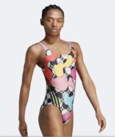 Uomo indossa un costume da donna. Scoppia la bufera su Adidas. Foto