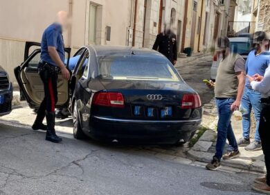 Sperona quattro auto dell’Arma e fugge: scene da film americano nel brindisino