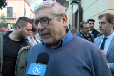 Totò Cuffaro cita Martin Luther King ma inciampa: “I am a drink”. Delirio web