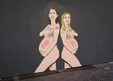 Maternità surrogata: Meloni – Schlein incinte nel murales di Palombo