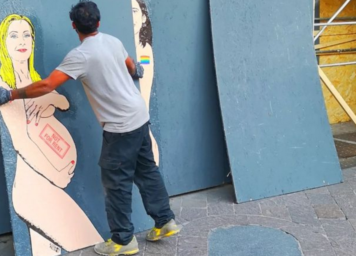 Schlein e Meloni incinte e senza vestiti: rimosso il murales a Milano. FOTO Schlein e Meloni incinte e senza vestiti: rimosso il murales a Milano. FOTO