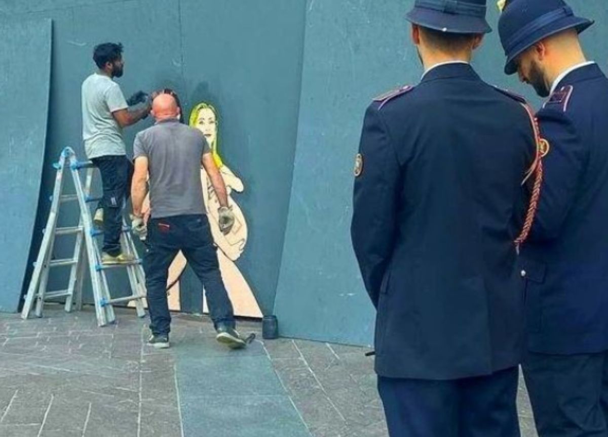 Schlein e Meloni incinte e senza vestiti: rimosso il murales a Milano. FOTO Schlein e Meloni incinte e senza vestiti: rimosso il murales a Milano. FOTO
