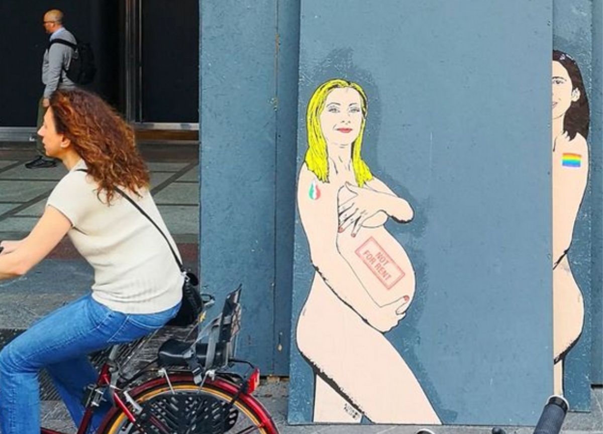Schlein e Meloni incinte e senza vestiti: rimosso il murales a Milano. FOTO Schlein e Meloni incinte e senza vestiti: rimosso il murales a Milano. FOTO