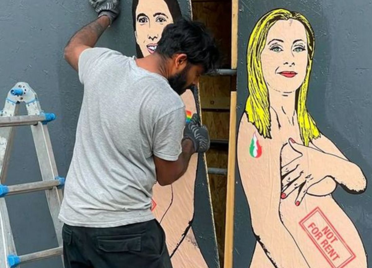 Schlein e Meloni incinte e senza vestiti: rimosso il murales a Milano. FOTO Schlein e Meloni incinte e senza vestiti: rimosso il murales a Milano. FOTO
