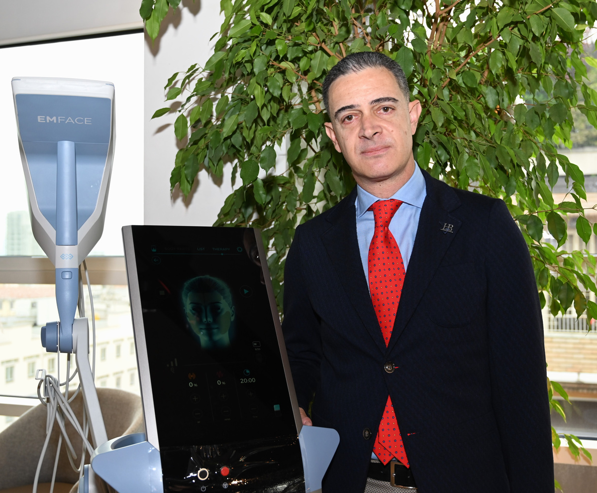 EMFACE il primo trattamento di ringiovanimento del viso senza aghi e senza chirurgia EMFACE il primo trattamento di ringiovanimento del viso senza aghi e senza chirurgia