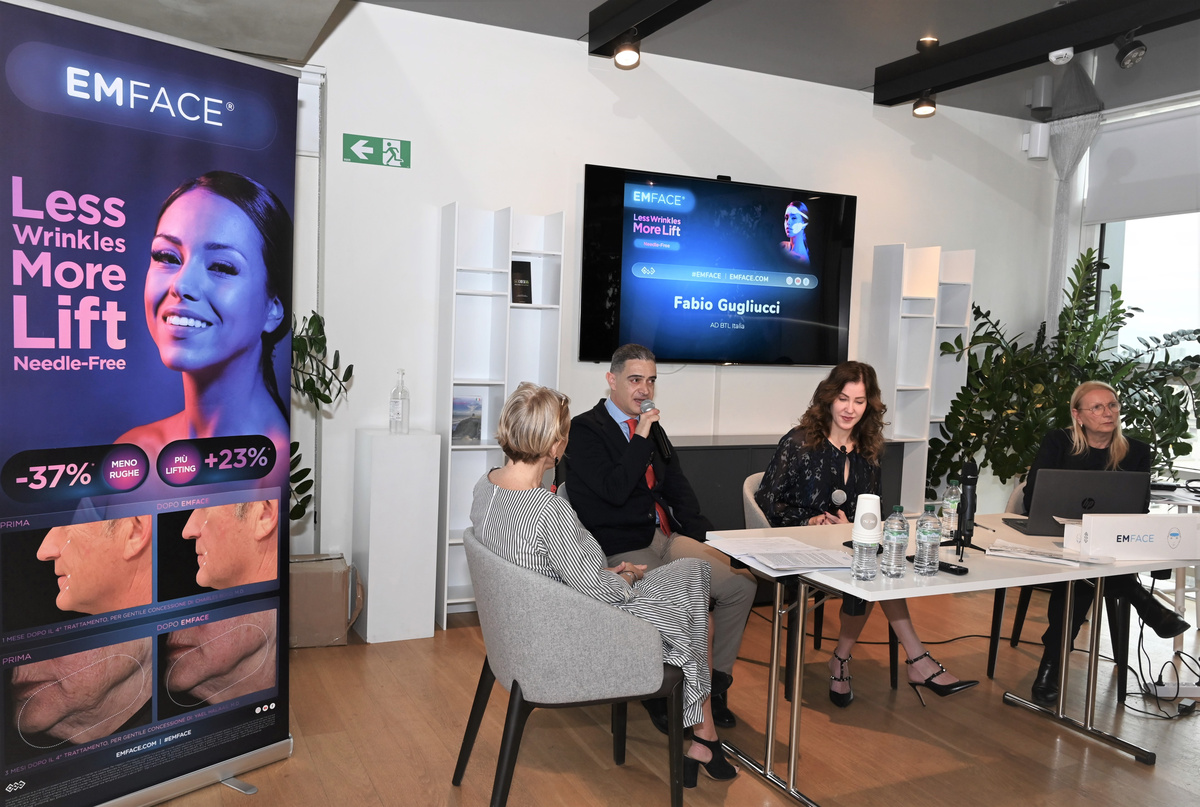 EMFACE il primo trattamento di ringiovanimento del viso senza aghi e senza chirurgia EMFACE il primo trattamento di ringiovanimento del viso senza aghi e senza chirurgia