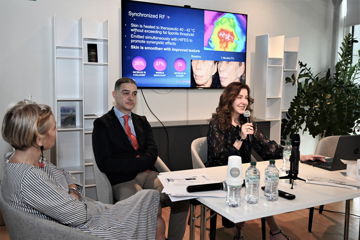 EMFACE il primo trattamento di ringiovanimento del viso senza aghi e senza chirurgia EMFACE il primo trattamento di ringiovanimento del viso senza aghi e senza chirurgia