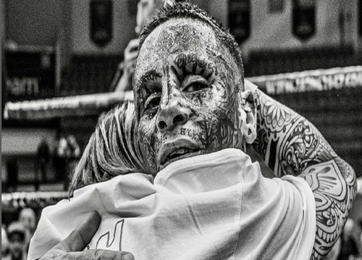 Perde il match europeo di pugilato ma ottiene il “sì” della fidanzata sul ring Perde il match europeo di pugilato ma ottiene il “sì” della fidanzata sul ring