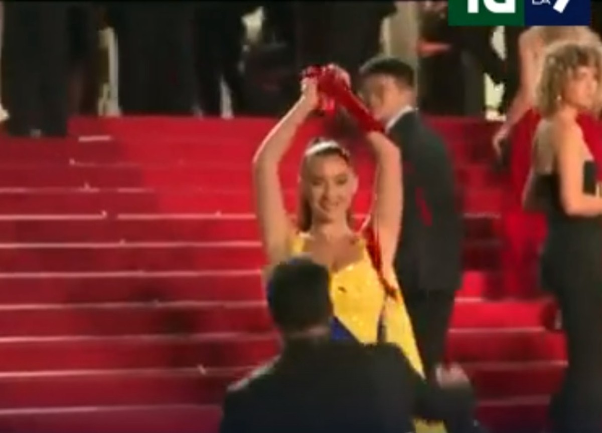 Cannes, donna vestita con i colori ucraini si cosparge di sangue finto. VIDEO Cannes, donna vestita con i colori ucraini si cosparge di sangue finto. VIDEO