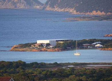 Polemica per “l’ecomostro” in Sardegna per le nozze del principe di Giordania