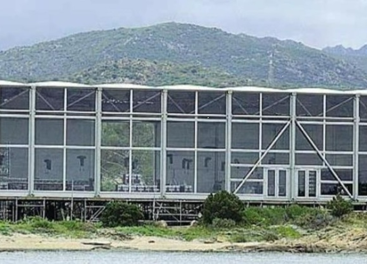 Polemica per “l’ecomostro” in Sardegna per le nozze del principe di Giordania Polemica per “l’ecomostro” in Sardegna per le nozze del principe di Giordania
