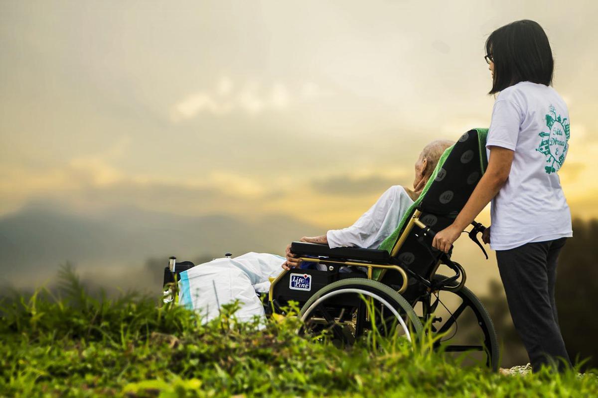 Paralizzato da 11 anni cammina grazie a ponte digitale tra cervello e midollo Paralizzato da 11 anni cammina grazie a ponte digitale tra cervello e midollo