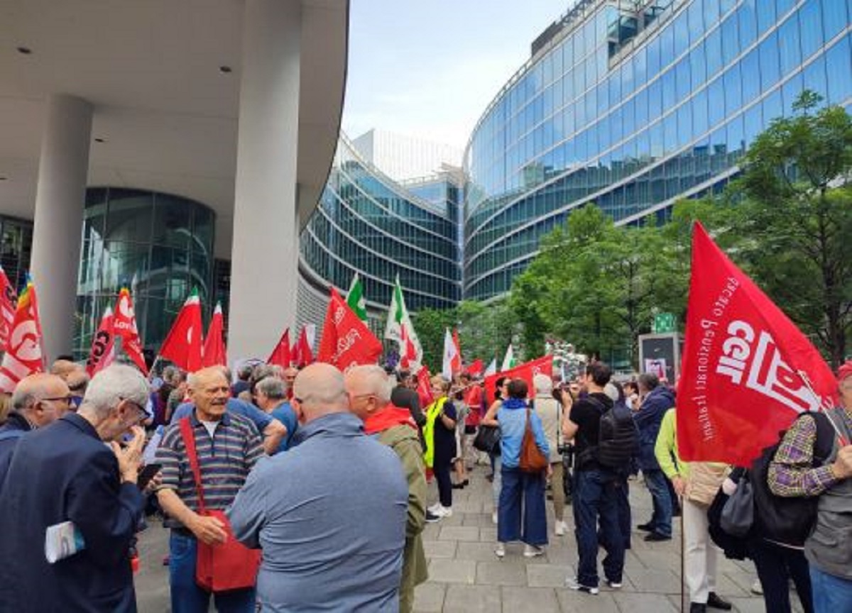 Sanità lombarda, sit-in con sveglie e spentolate per ‘svegliare’ Bertolaso Sanità lombarda, sit-in con sveglie e spentolate per ‘svegliare’ Bertolaso