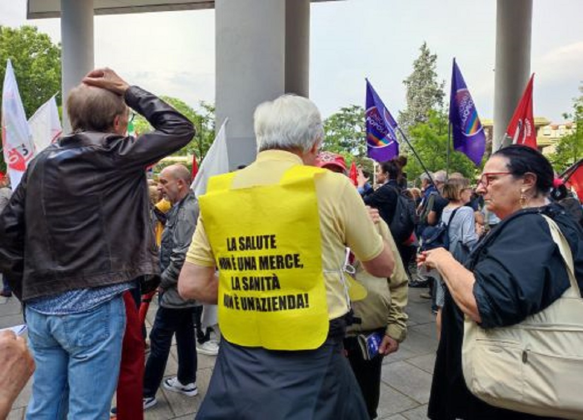 Sanità lombarda, sit-in con sveglie e spentolate per ‘svegliare’ Bertolaso Sanità lombarda, sit-in con sveglie e spentolate per ‘svegliare’ Bertolaso