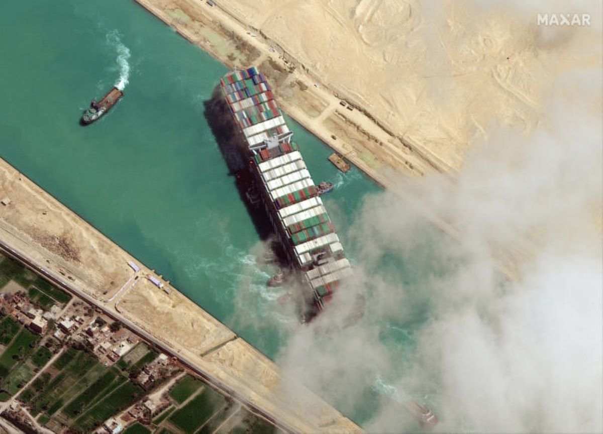 Nave incagliata nel canale di Suez, torna l’incubo caos del 2021 Nave incagliata nel canale di Suez, torna l’incubo caos del 2021