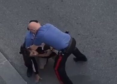 Livorno, carabiniere dà un calcio in faccia a un ragazzo. VIDEO