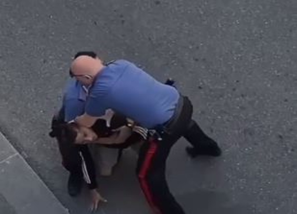 Livorno, carabiniere dà un calcio in faccia a un ragazzo. VIDEO Livorno, carabiniere dà un calcio in faccia a un ragazzo. VIDEO
