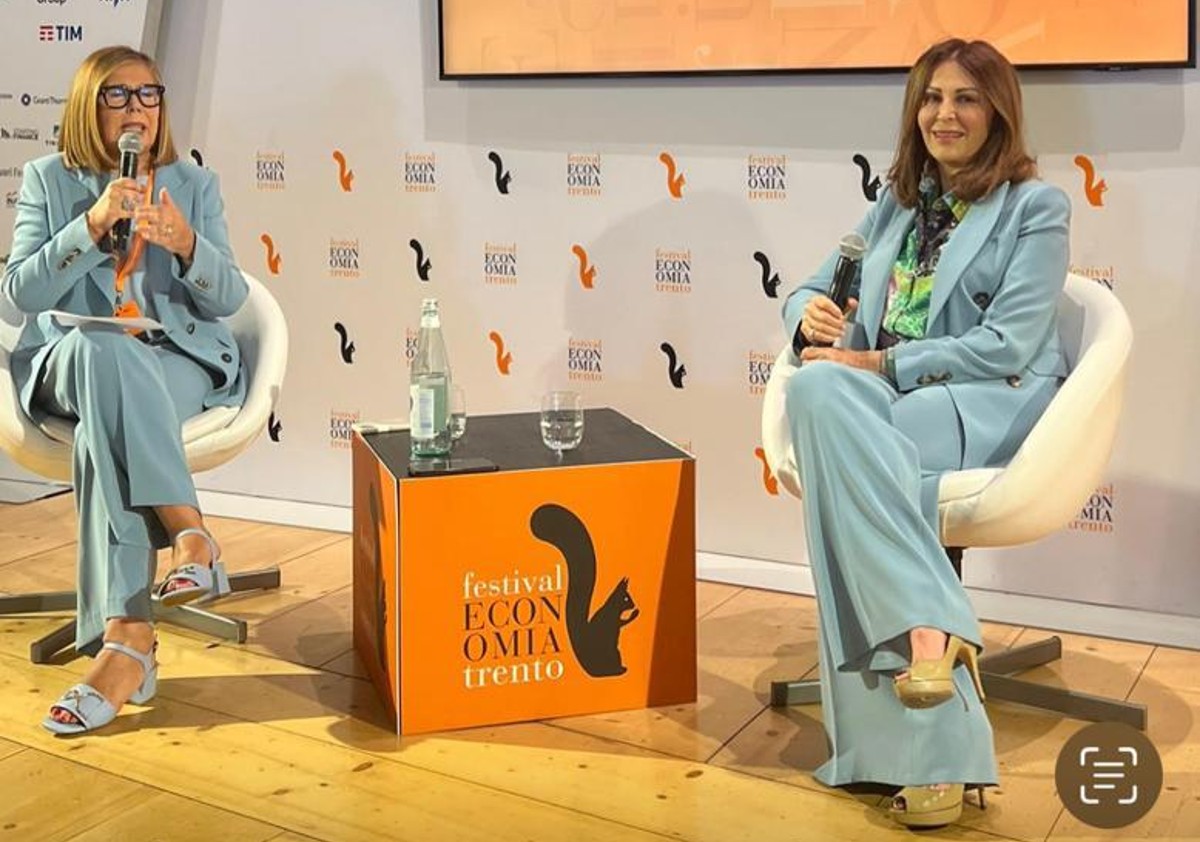 Maria Latella e Daniela Santanchè “gemelle” di look a Trento Maria Latella e Daniela Santanchè “gemelle” di look a Trento